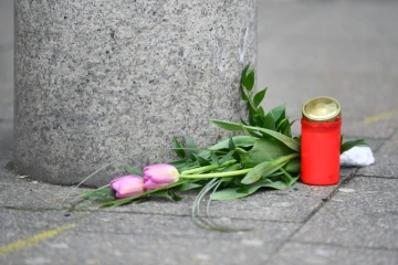 Des fleurs et une bougie ont été déposées à l'endroit où un homme a foncé sur des passants faisant un mort et deux blessés, le 26 février 2017