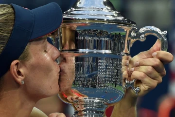 Angelique Kerber, le 10 septembre 2016 à New York avec son trophée de l'US Open