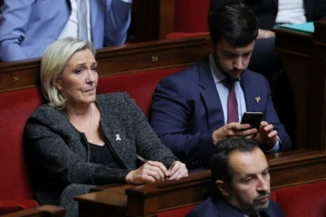 La présidente des députés Rassemblement national Marine Le Pen et les députés RN Jean-Philippe Tanguy et Sébastien Chenu à l'Assemblée nationale à Paris le 8 octobre 2024