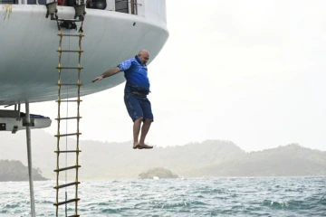L'ingénieur allemand Rüdiger Koch, 59 ans, se jette à l'eau après avoir battu le record du monde Guinness de 120 jours sous l'eau, à Puerto Lindo, Colón, Panama, le 24 janvier 2025