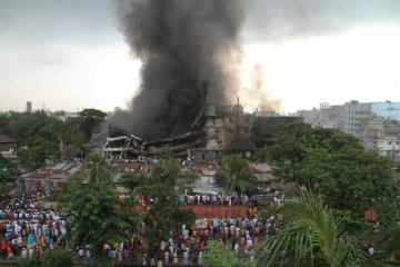 Une épaisse fumée noire s'élève au-dessus d'une usine d'emballage plastique après l'explosion d'une chaudière, le 10 septembre 2016 à Tongi, au nord de Dacca, au Bangladesh