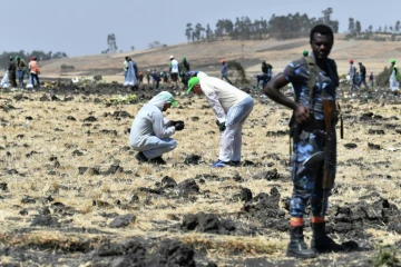 Des experts relèvent des indices sur les lieux du crash du Boeing 737 MAX 8 d'Ethiopian Airlines, le 13 mars 2019 près d'Addis Abeba
