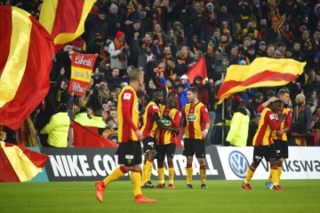 Les joueurs lensois se congratulent après une victoire contre Troyes, en Coupe de France, le 7 février 2018 à Bollaert