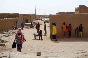 Des habitants dans une rue d'Agadez, au nord du Niger, le 6 avril 2017