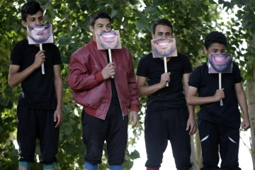 Des jeunes Syriens répètent une pièce de théâtre qui exprime le mal-être des réfugiés au Liban, le 22 juin 2016 à Bar Elias