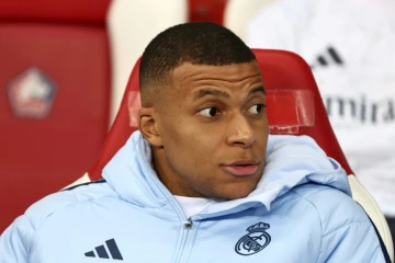 L'attaquant français du Real Madrid Kylian Mbappe regarde le match depuis le banc de touche au stade Pierre Mauroy de Villeneuve-d'Ascq, dans le nord de la France, le 2 octobre 2024