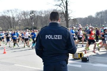 Un policier en faction lors du semi-marathon de Berlin, le 8 avril 2018 