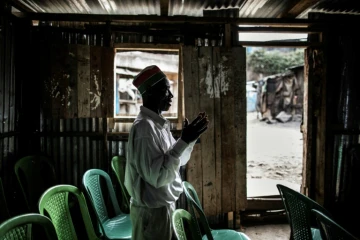 Un fidèle dans une église de Nairobi le 13 août 2017