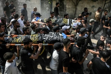 Des Palestiniens portent les corps de Palestiniens tués lors d'un raid israélien dans le nord de la Cisjordanie occupée, lors de leurs funérailles dans le camp de réfugiés de Jénine, le 6 septembre 2024