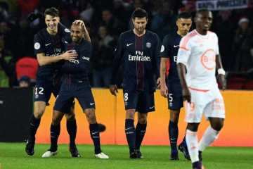 Les joueurs du PSS se congratulent après un but de Thomas Meunier (g) contre Lorient, le 21 décembre 2016 au Parc des Princes 