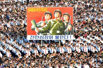 Photo prise le 9 août 2017 et diffusée par l'agence officielle nord-coréenne KCNA montrant un défilé anti-américain à Pyongyang
