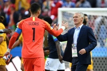 Le gardien de l'équipe de France Hugo Lloris et le sélectionneur Didier Deschamps après la victoire contre l'Australie lors du Mondial, le 16 juin 2018 à Sotchi