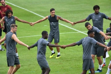 Le milieu de terrain offensif d'Arsenal Mesut Özil (c) lors d'un entraînement, le 25 juillet 2018 à Singapour