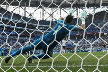 Le gardien égyptien Essam El Hadary arrête un penalty lors du match face à l'Arabie Sadoudite le 25 juin 2018 au Mondial