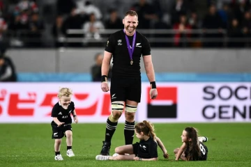 Le capitaine des All Blacks Kieran Read souriant entouré de ses enfants après le match victorieux contre les Gallois pour la 3e place du Mondial, le 1er novembre 2019 à Tokyo
