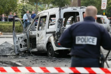 Un véhicule de police incendié, le 8 octobre 2016 à Viry-Châtillon en région parisienne