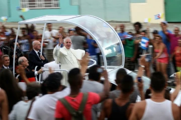 Le pape François salue la foule  sur la route entre l'aéroport Jose Marti et le centre de La Havane, le 19 septembre 2015