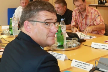 Le secrétaire d'Etat à l'Industrie, Christophe Sirugue, avec des syndicalistes de l'usine Alstom de Belfort, à Paris le 13 septembre 2016