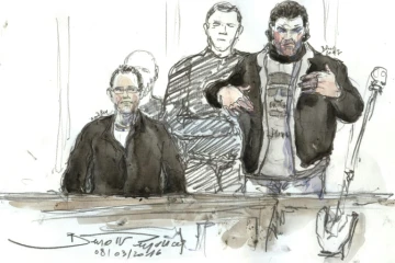 Le prévenu Farid Kharraki (d) et le policier Jonathan Guyot (g), le 8 mars à Paris 