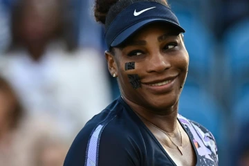Serena Williams lors de sa reprise en double avec Ons Jabeur contre Sara Sorribes Tormo et Marie Bouzkova au tournoi d'Eastbourne, en Angleterre, le 21 juin 2022