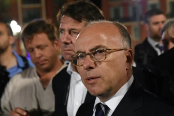 Le ministre de l'Intérieur Bernard Cazeneuve (c) à Nice avec le président de la région Paca Christian Estrosi à Nice dans la nuit du 14 au 15 juillet 2016