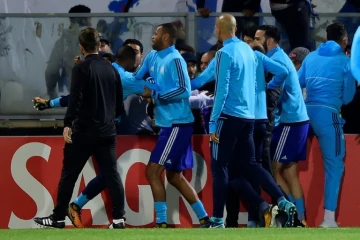 Patrice Evra perd ses nerfs et assène un coup de pied à un supporteur de Marseille venu l'insulter, le 2 novembre 2017 à Guimares, au Portugal