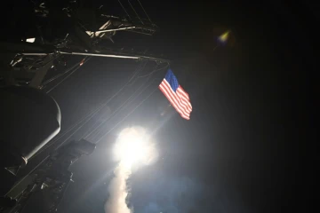 Photo fournie par la Marine américaine d'un missile Tomahawk tiré depuis le navire USS Porter lors d'une opération militaire américaine contre une base aérienne syrienne, le 7 avril 2017