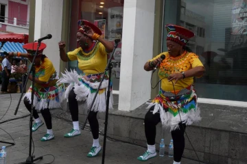 Vendredi 17 Décembre 2010

Le trio sud-africain Mahotella Queens dans le carré piéton de Saint-Denis 

(Photo Laura Danière)