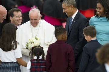 Le pape François, entouré de Barack et Michelle Obama, reçoit des fleurs à son arrivé à Andrews Air Force Base dans le Maryland aux Etats-Unis le 22 septembre 2015