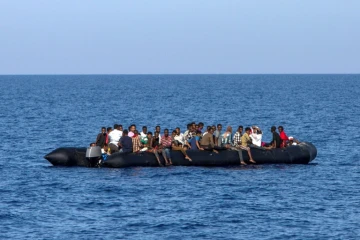 Des migrants attendent d'être secourus près de la côte lybienne le 6 août 2017