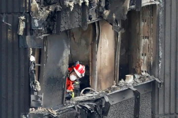 Des équipes de secours dans la tour Grenfell à Londres, le 17 juin 2017