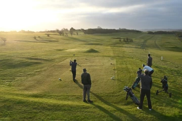 Des joueurs de golf à Brighton, au Royaume-Uni, le 29 mars 2021