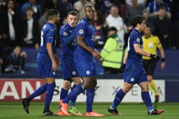 Wes Morgan (c) est congratulé par ses équipiers après avoir ouvert le score pour Leicester City contre Séville en Ligue des champions, le 14 mars 2017 à Leicester 