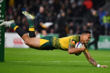 Israel Folau marque un essai pour l'Australie contre l'Angleterre lors d'un test-match à Twickenham, le 24 novembre 2018