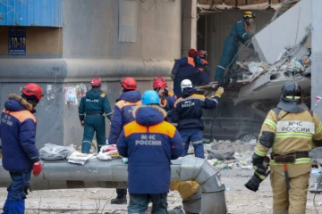 Des sauveteurs travaillent le 2 janvier 2019 sur le site d'un immeuble ravagé deux jours auparavant par une explosion de gaz à Magnitogorsk dans l'Oural russe
