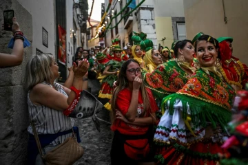 Défilé traditionnel pour les fêtes de la Saint-Antoine dans le quartier de l'Alfama à Lisbonne, le 12 juin 2022