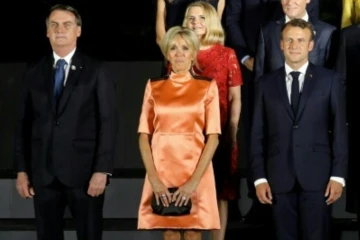 Le président brésilien Jair Bolsonaro (g) aux côtés de Brigitte et Emmanuel Macron, le couple présidentiel français, au sommet du G20 à Osaka le 28 juin 2019