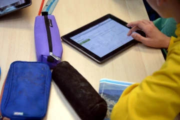 Saint-Denis lance son plan numérique dans les écoles.