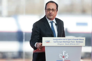 Inauguration par François Hollande des infrastructures en Charente de la Ligne à Grande Vitesse (LGV) Tours-Bordeaux, à Villognon près d'Angoulême, le 28 février 2017