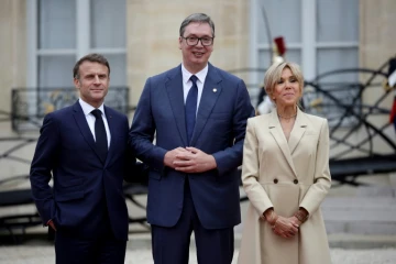 Emmanuel Macron (g) avec son homologue serbe Aleksandar Vucic (centre) et son épouse Brigitte Macron (d) au Palais de l'Elysée à Paris le 26 juillet 2024