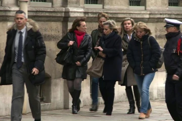 Capture d'écran d'une vidéo tournée par l'AFPTV montrant les filles de Jacqueline Sauvage arrivant à l'Élysée à Paris, le 29 janvier 2016, pour rencontrer le Président François Hollande