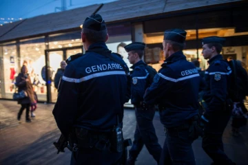 Des gendarmes patrouillent sur le marché de Noël à Tours le 23 décembre 2016