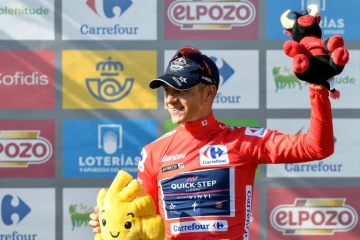 Le coureur belge de l'équipe Quick-Step, Remco Evenepoel, sur le podium après sa victoire lors de la 10e étape de la Vuelta, le 28 août 2022