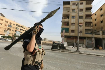 Un membre des forces de sécurité syriennes en position à Sahnaya, près de Damas, le 30 avril 2025