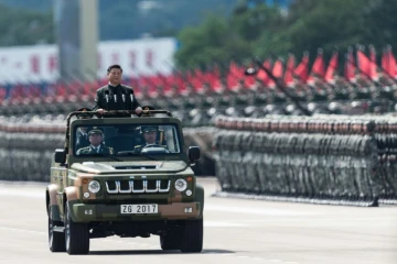 Le président chinois Xi Jinping passe en revue les troupes, le 30 juin 2017 à Hong Kong