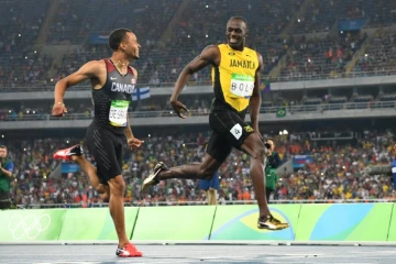 Le Jamaïcain Usain Bolt (d) termine en tête, devant le Canadien Andre De Grasse, sa demi-finale du 200 m aux JO de Rio, le 17 août 2016 