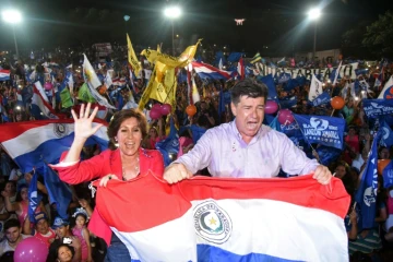 Le candidat à la présidentielle Efrain Alegre et sa femme Mirian Irun, lors d'un meeting de campagne, le 19 avril 2018 à Asuncion, au Paraguay