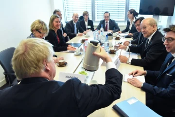 Le ministre allemand des Affaires étrangères Heiko Maas (C), son homologue britannique Boris Johnson (C, de dos), le chef de la diplomatie française Jean-Yves Le Drian (D) et la cheffe de la diplomatie européenne Federica Mogherini (2e G)  avant une réunion des ministres des Affaires étrangères de l'UE, à Luxembourg le 16 avril 2018