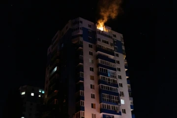 Un immeuble résidentiel endommagé est en feu à la suite d'une frappe de drone à Kharkiv le 5 juin 2025