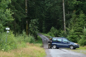Des gendarmes participent aux recherches pour tenter de localiser Lina, le 1er août 2024 à Anould, dans les Vosges